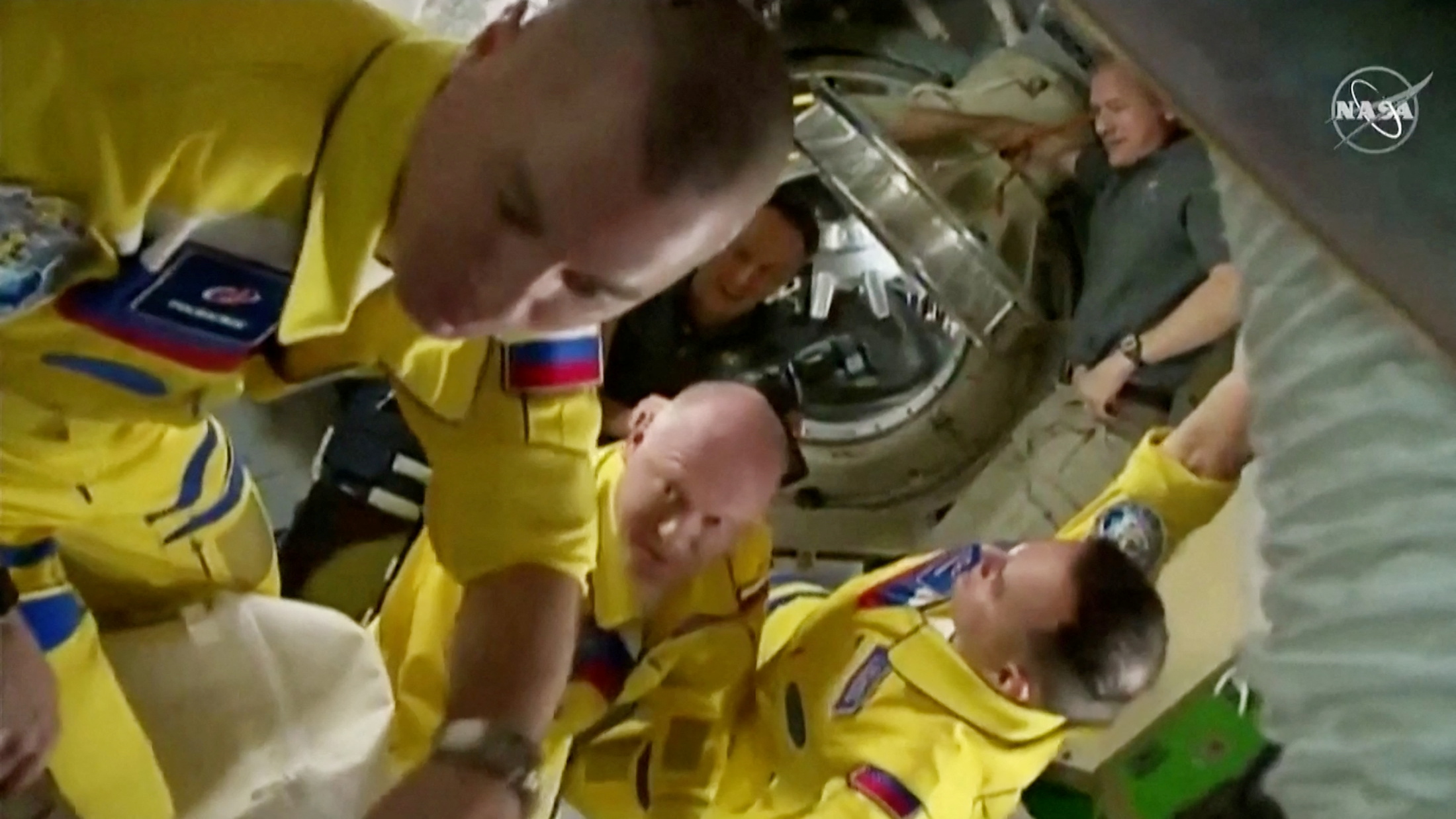 Nga phủ nhận phi hành gia mặc áo liền quần màu vàng phản đối Ukraine xâm lược