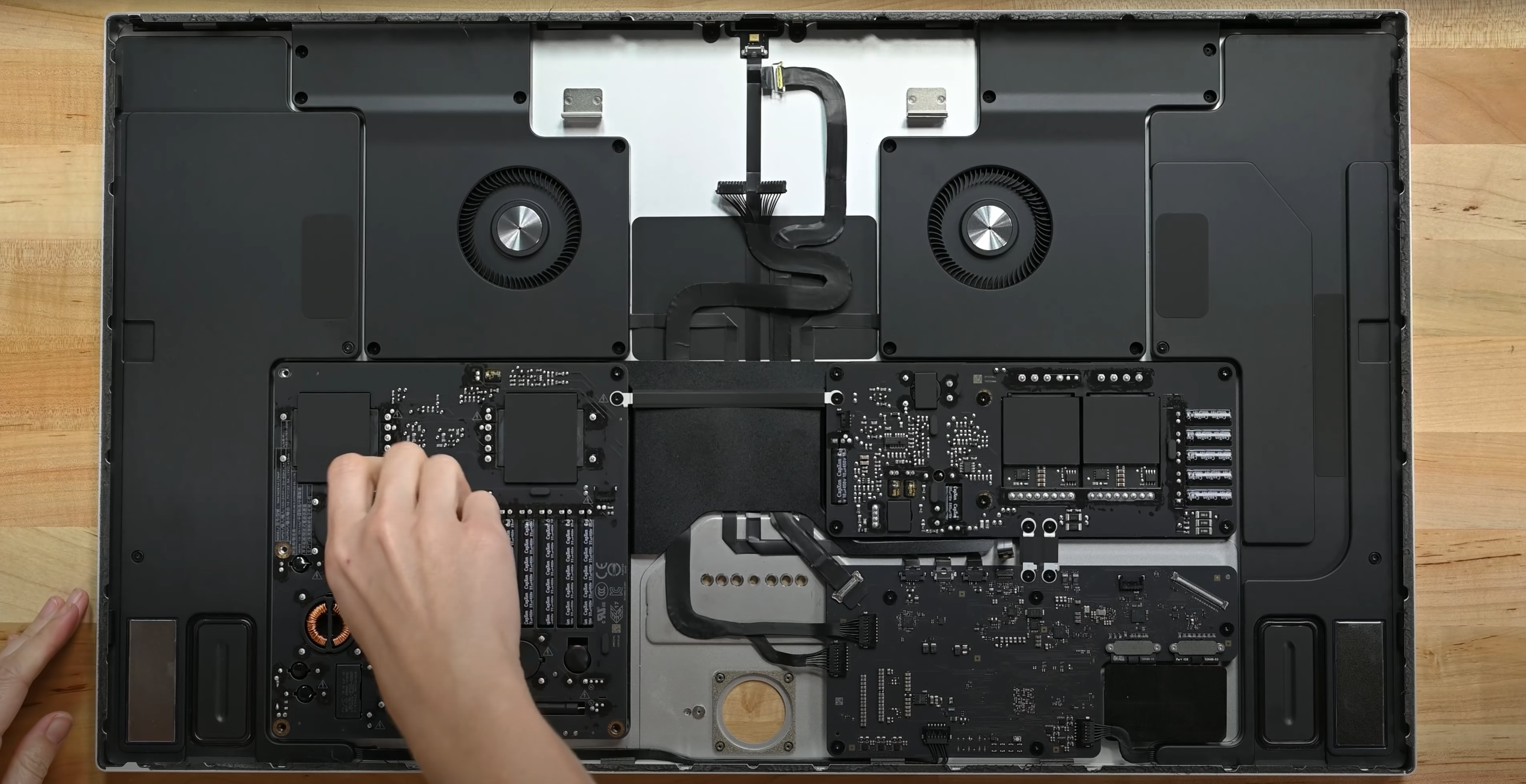 Bộ phận ruột của Apple Studio Display có một kỳ tích đáng kể về kỹ thuật vượt trội