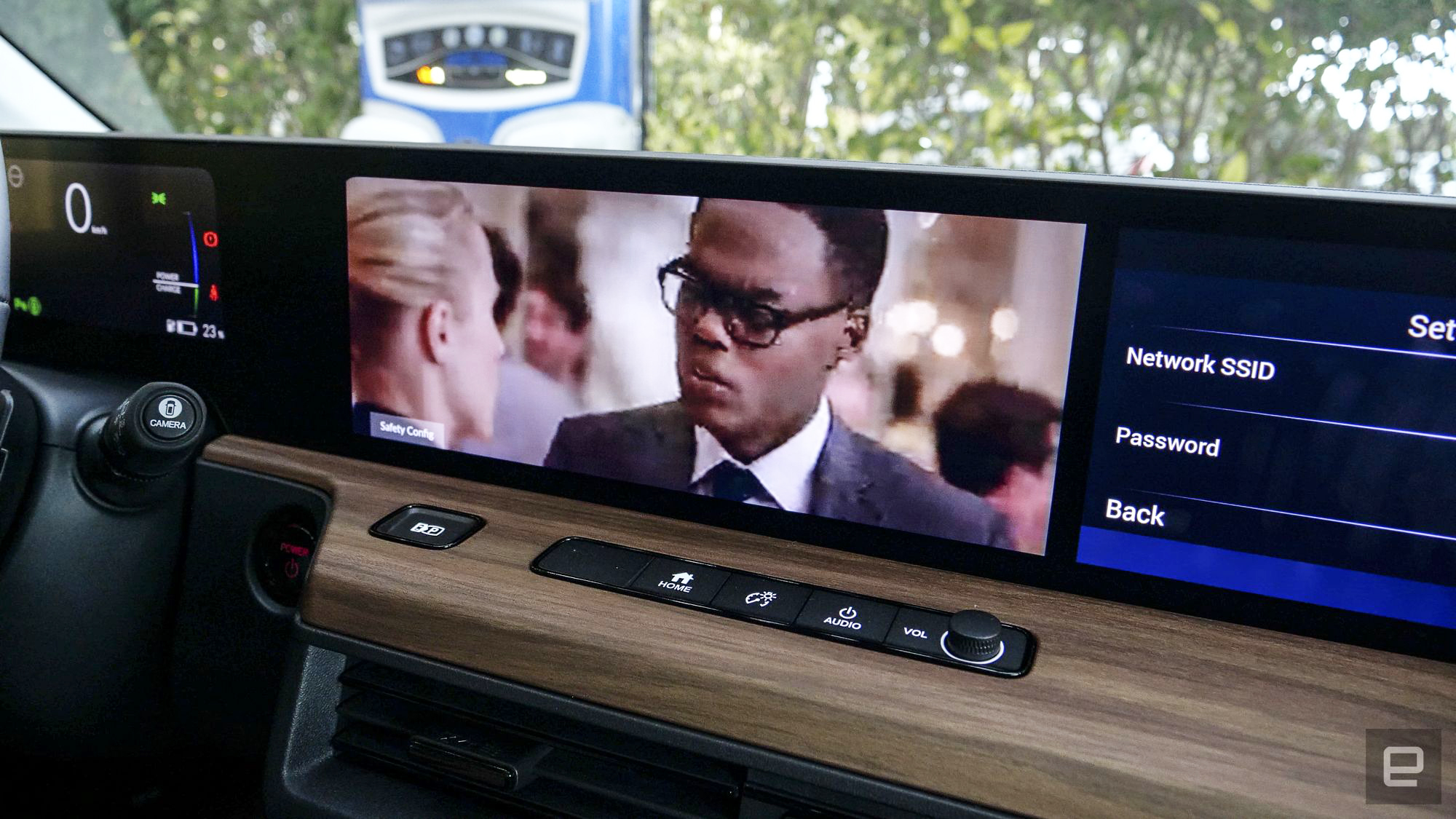 Cơ quan quản lý Vương quốc Anh sẽ cho phép người lái xe xem TV trên ô tô tự lái