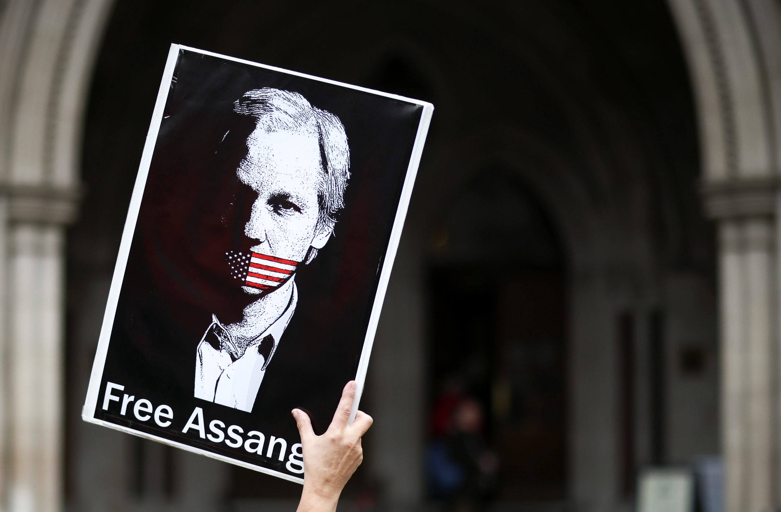 Tòa án Vương quốc Anh yêu cầu Hoa Kỳ dẫn độ Julian Assange về tội gián điệp