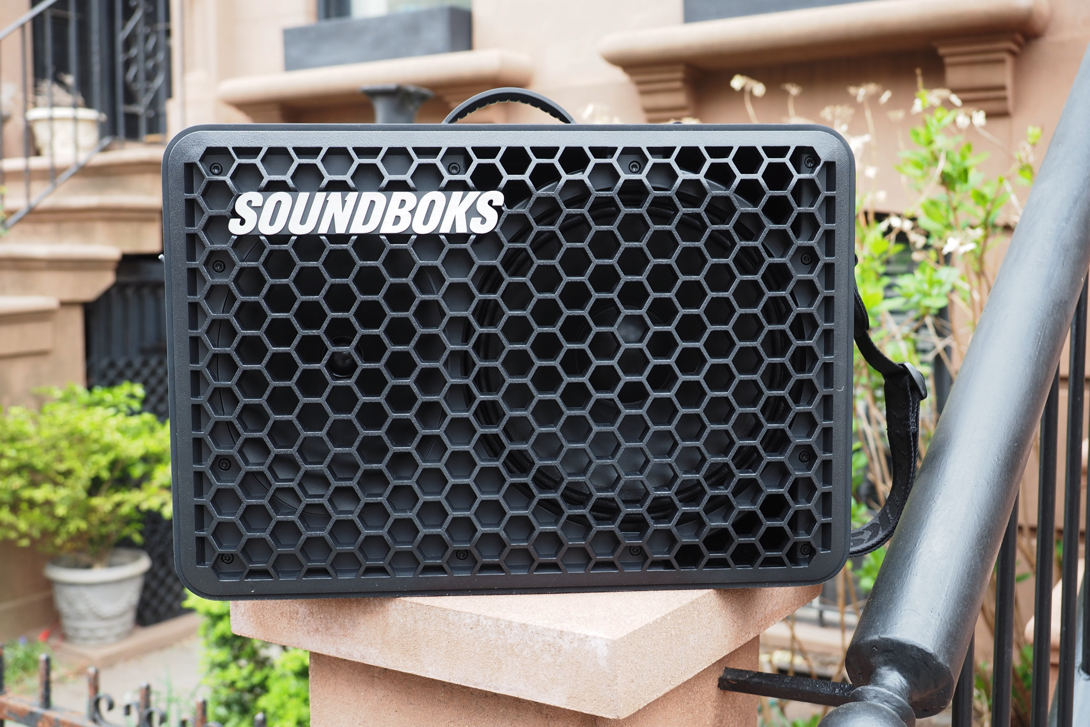 Soundboks Go: Hộp bùng nổ di động với tiêu điểm không dây