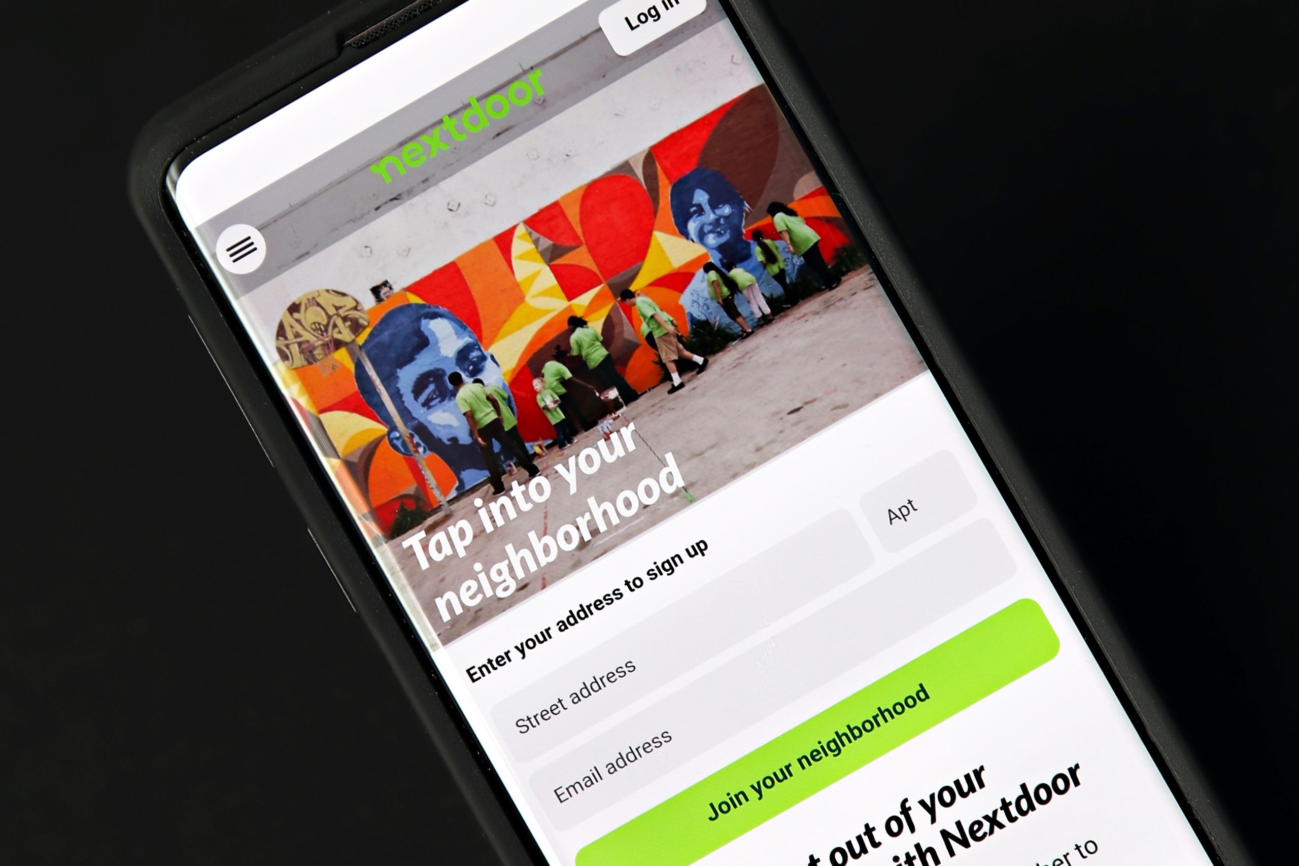 Nextdoor sẽ nhắc nhở người dùng giữ các cuộc trò chuyện 'mang tính xây dựng' và 'đồng cảm'