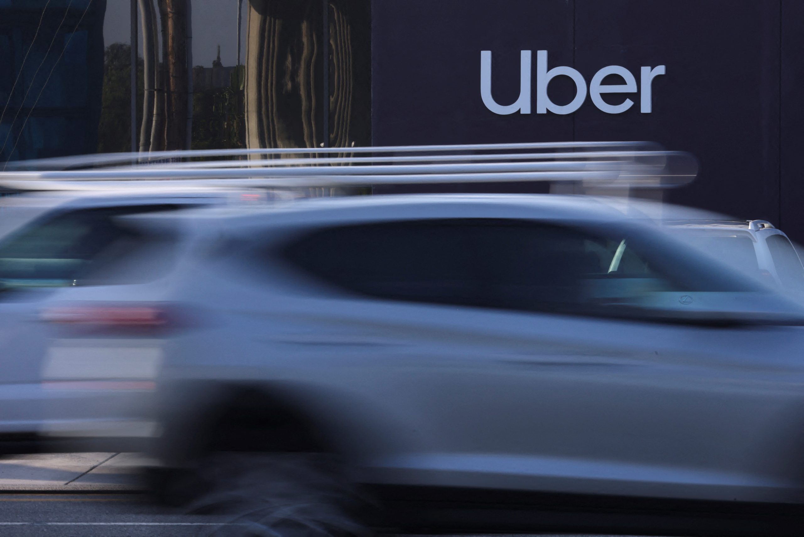 Uber cắt giảm chi tiêu cho các ưu đãi và tuyển dụng mới