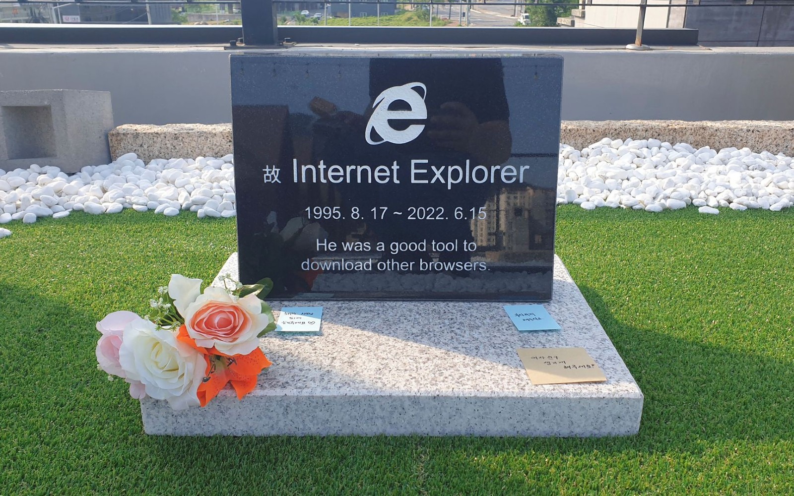 Ai đó đã làm bia mộ để đánh dấu ngày hết hỗ trợ của Internet Explorer