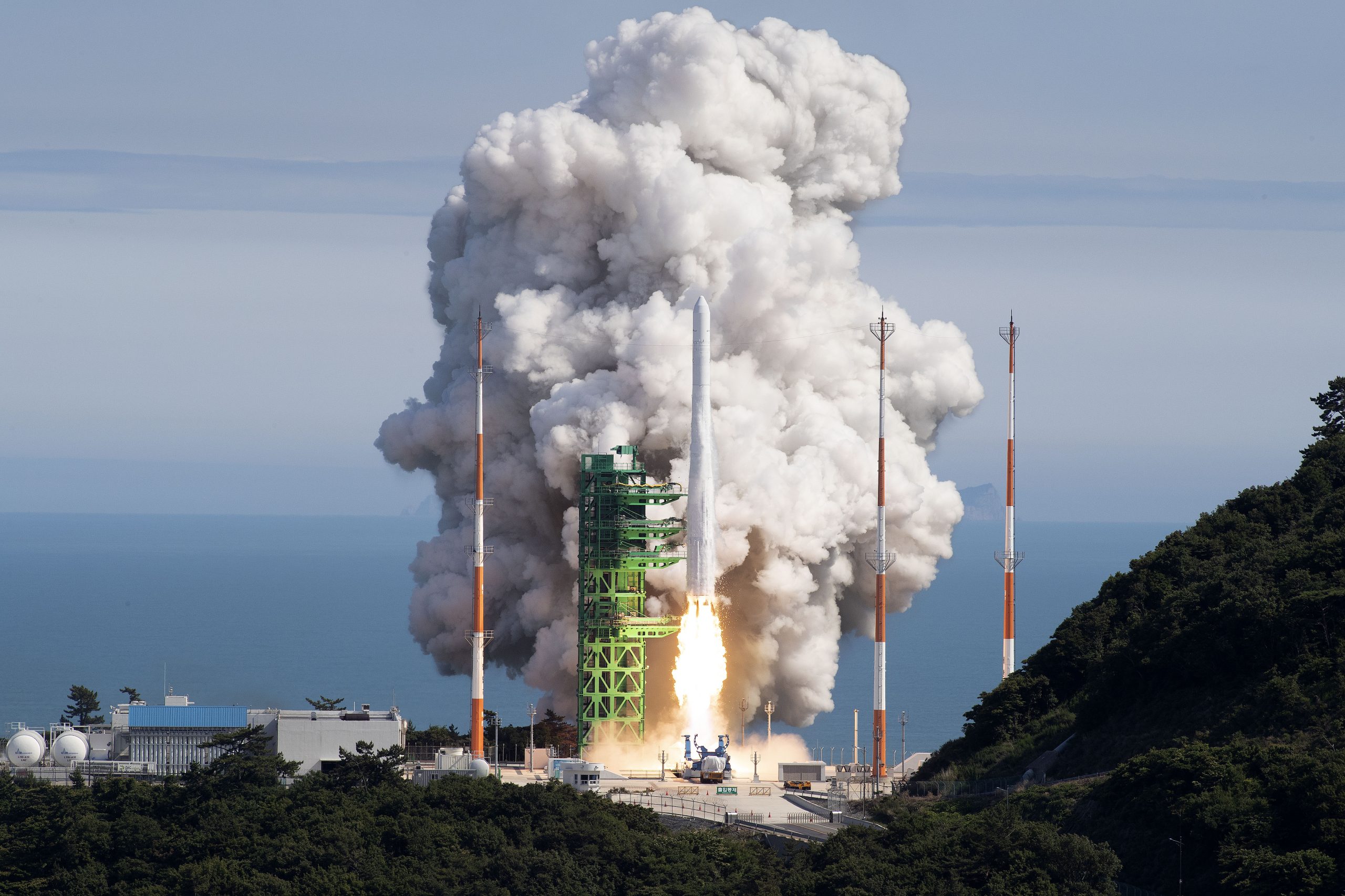 Hàn Quốc phóng vệ tinh bằng tên lửa đầu tiên sản xuất trong nước
