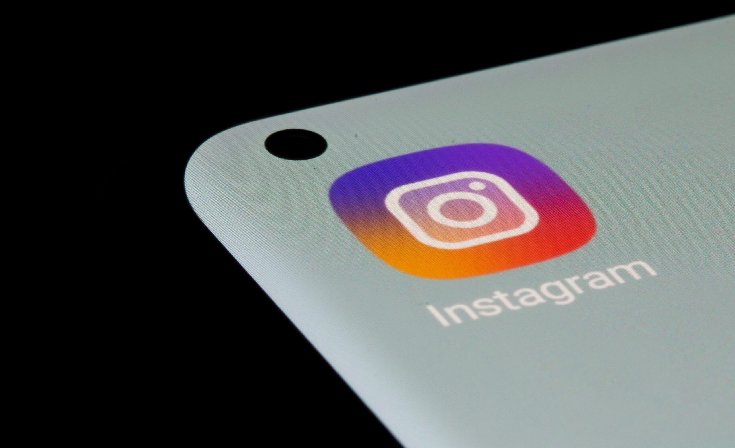 Người sáng tạo trên Instagram hiện có thể khóa ảnh và Câu chuyện sau tường trả tiền