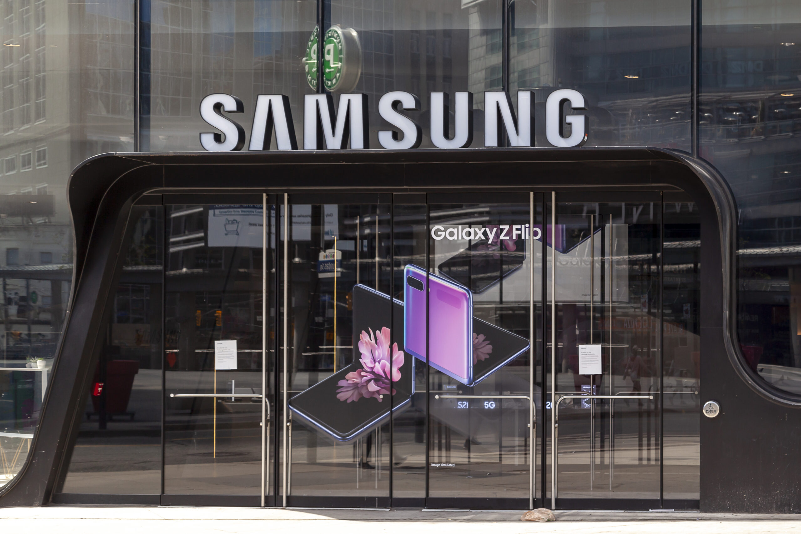 Samsung công bố lợi nhuận tăng 12% nhưng cảnh báo nhu cầu di động và PC yếu