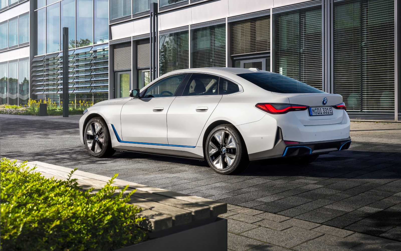 BMW sẽ đưa i4 EV giá cả phải chăng hơn đến Mỹ vào năm sau