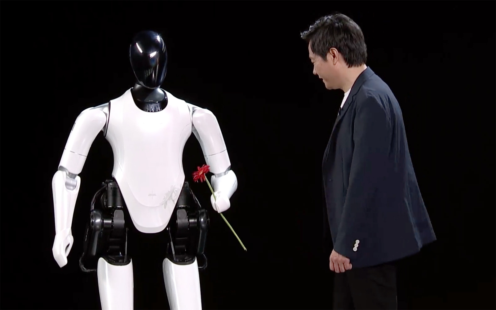 The Morning After: Một robot hình người và một chiếc điện thoại có thể gập lại của cùng một công ty