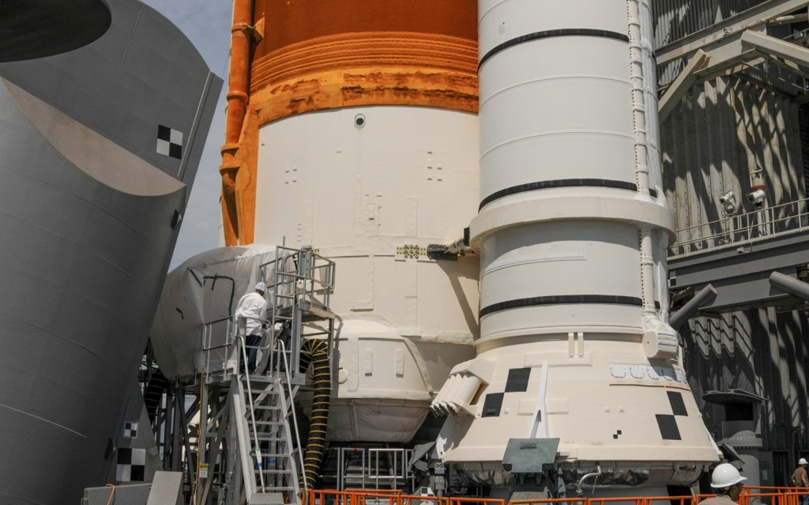 NASA thay thế niêm phong nhiên liệu bị rò rỉ của Artemis 1