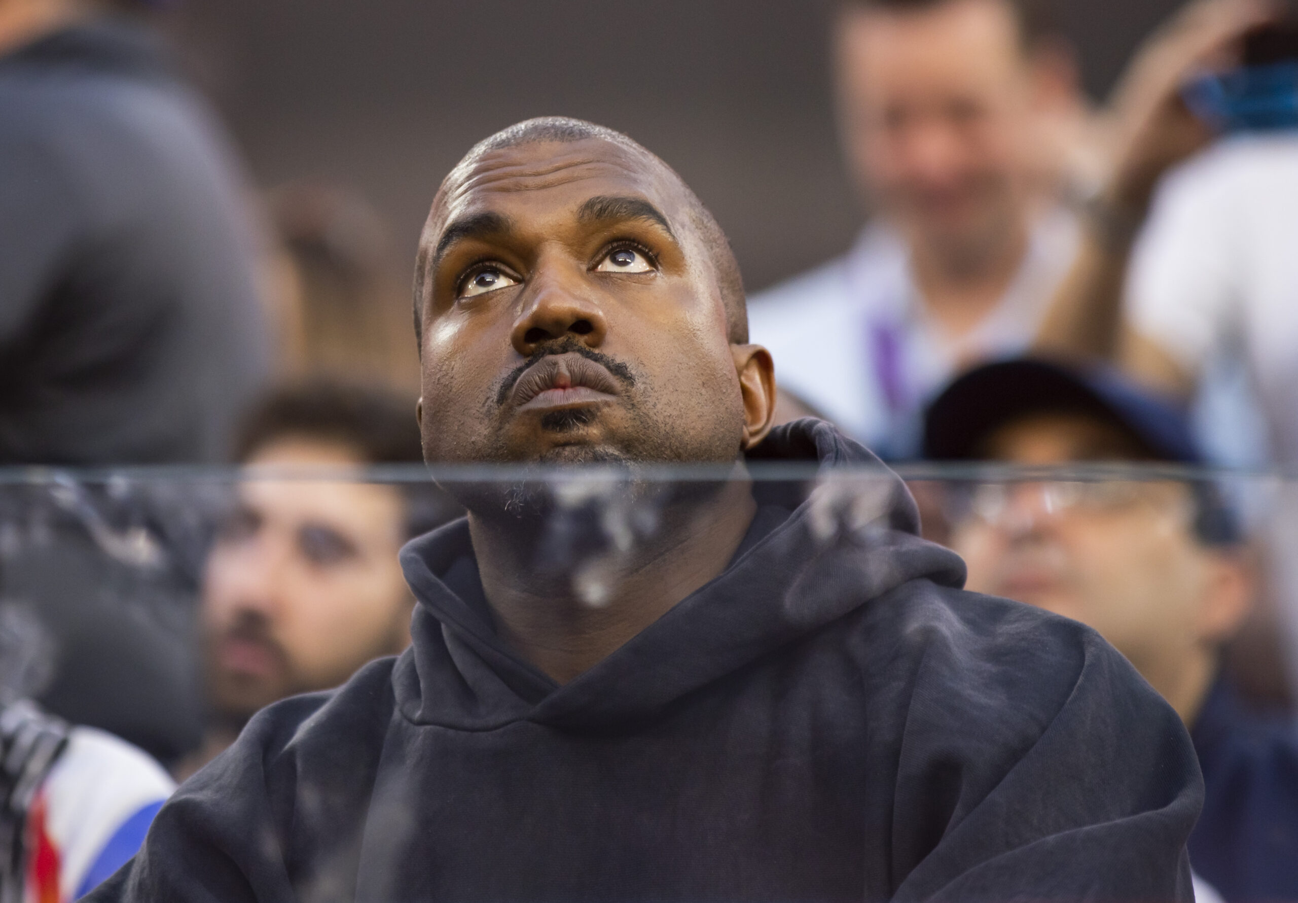 Twitter và Instagram khóa tài khoản của Kanye West sau một ngày cuối tuần đăng bài phản đối