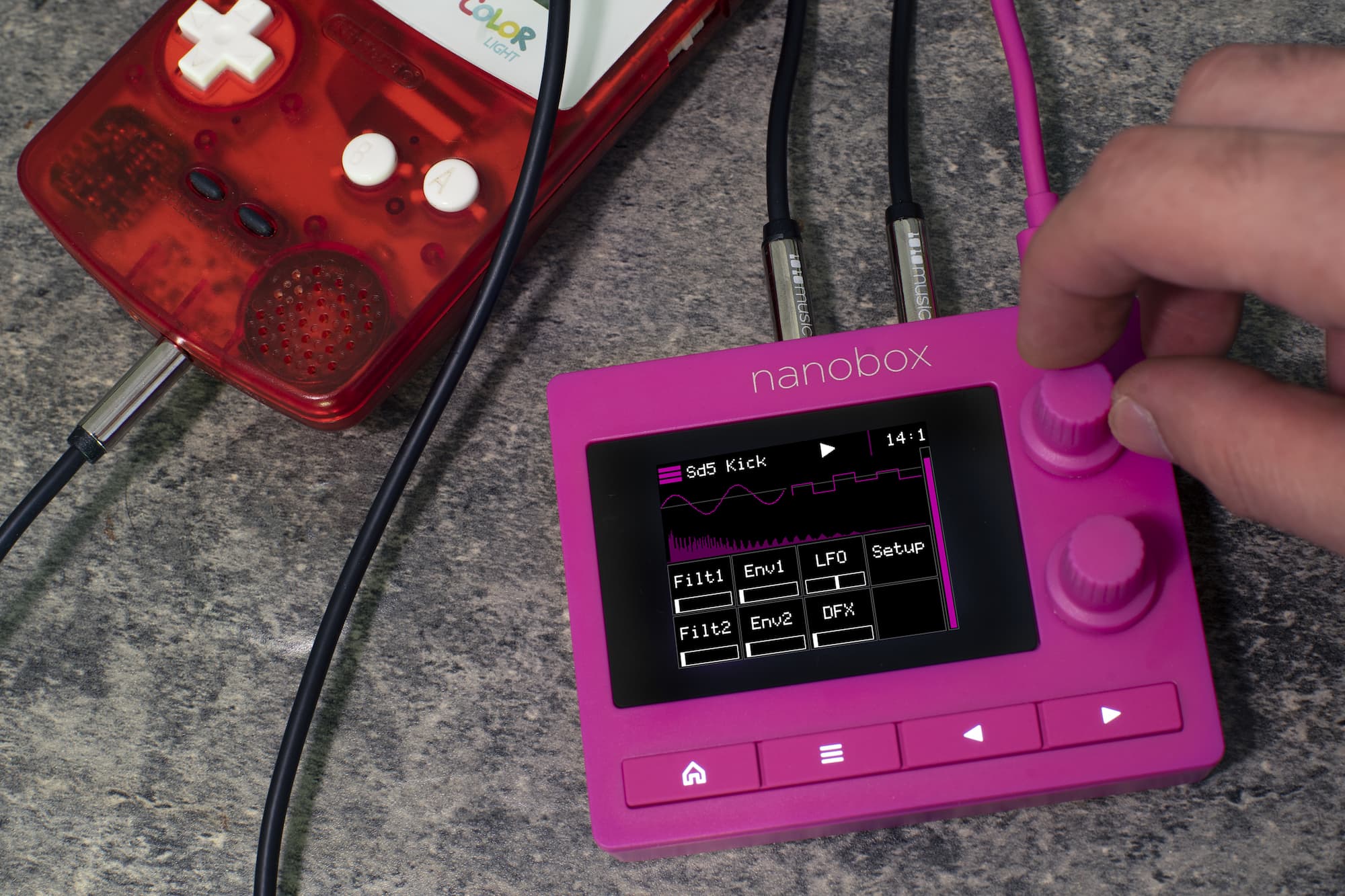 Razzmatazz của 1010music là một chiếc máy trống màu hồng thú vị và có thể bỏ túi