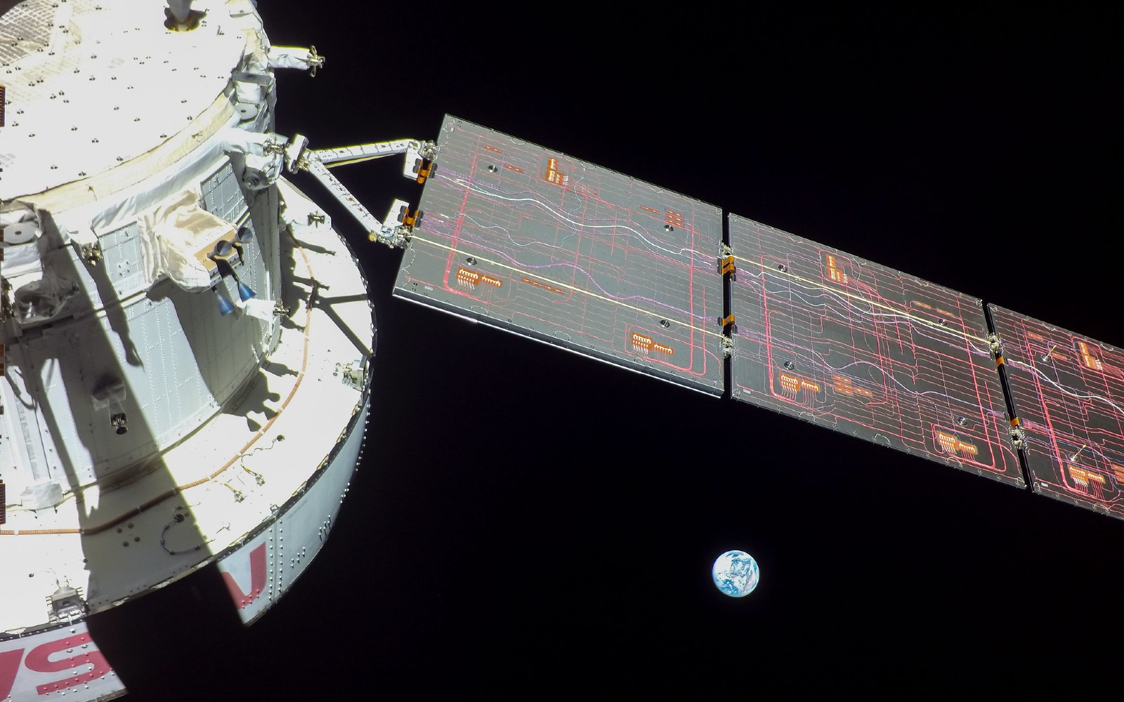 Tàu vũ trụ Orion của NASA phá kỷ lục chuyến bay của Apollo 13