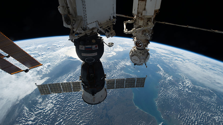 Rò rỉ bộ tản nhiệt từ mô-đun ISS của Nga khiến những người đi bộ ngoài không gian lạnh gót chân