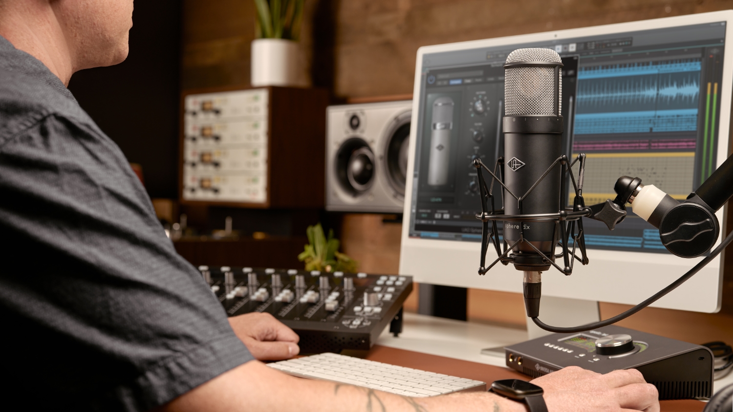 Universal Audio ra mắt hai micrô cao cấp mới