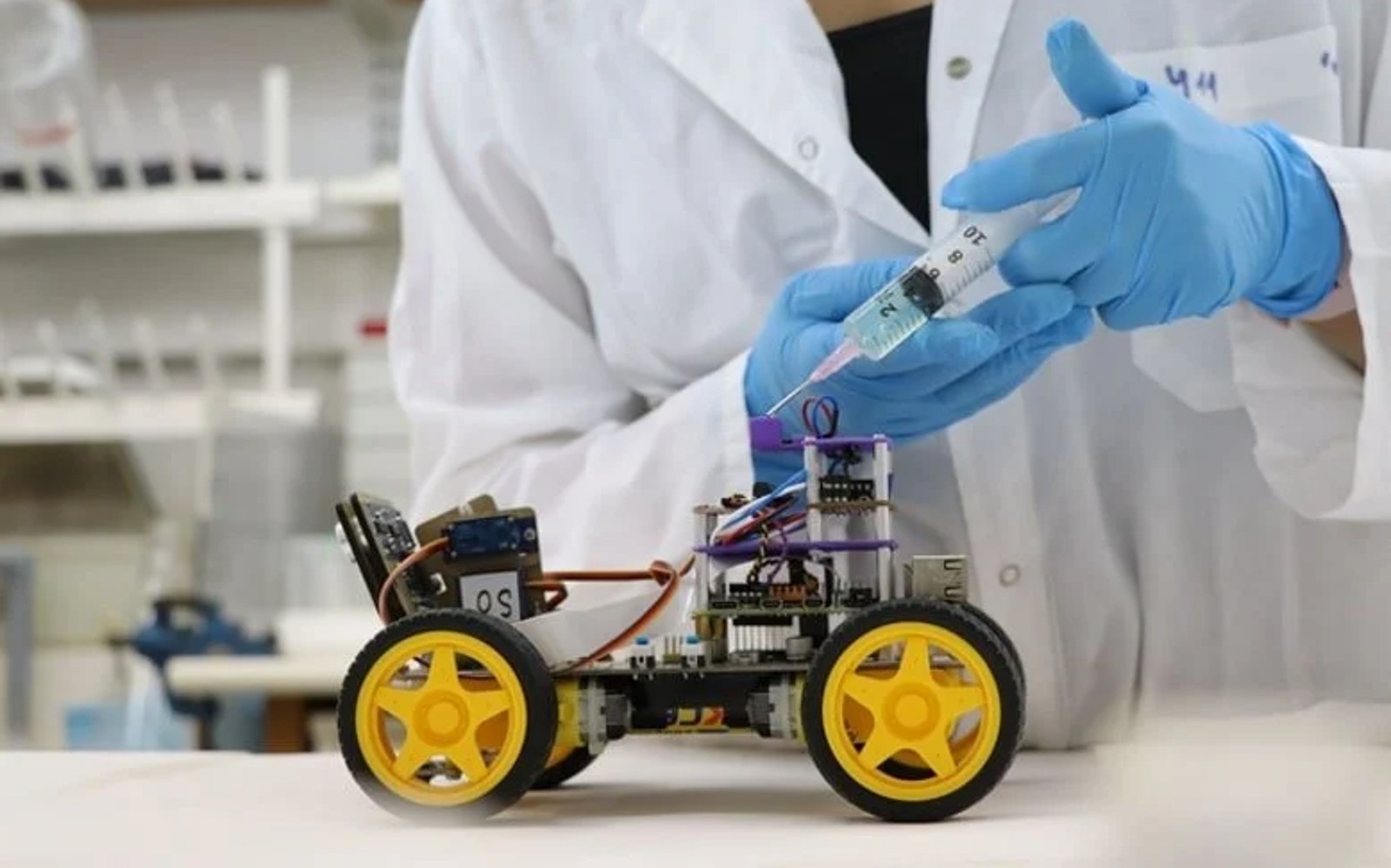 Các nhà khoa học đã tạo ra một robot khứu giác với ăng ten châu chấu và AI
