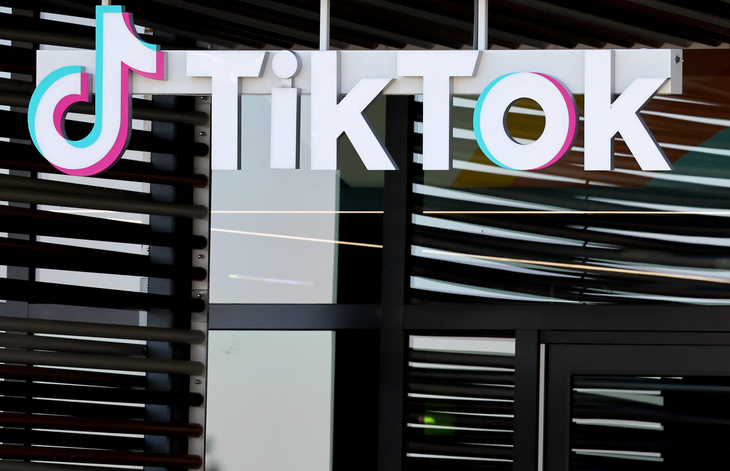 Thượng nghị sĩ yêu cầu Apple và Google cấm TikTok khỏi các cửa hàng ứng dụng của họ