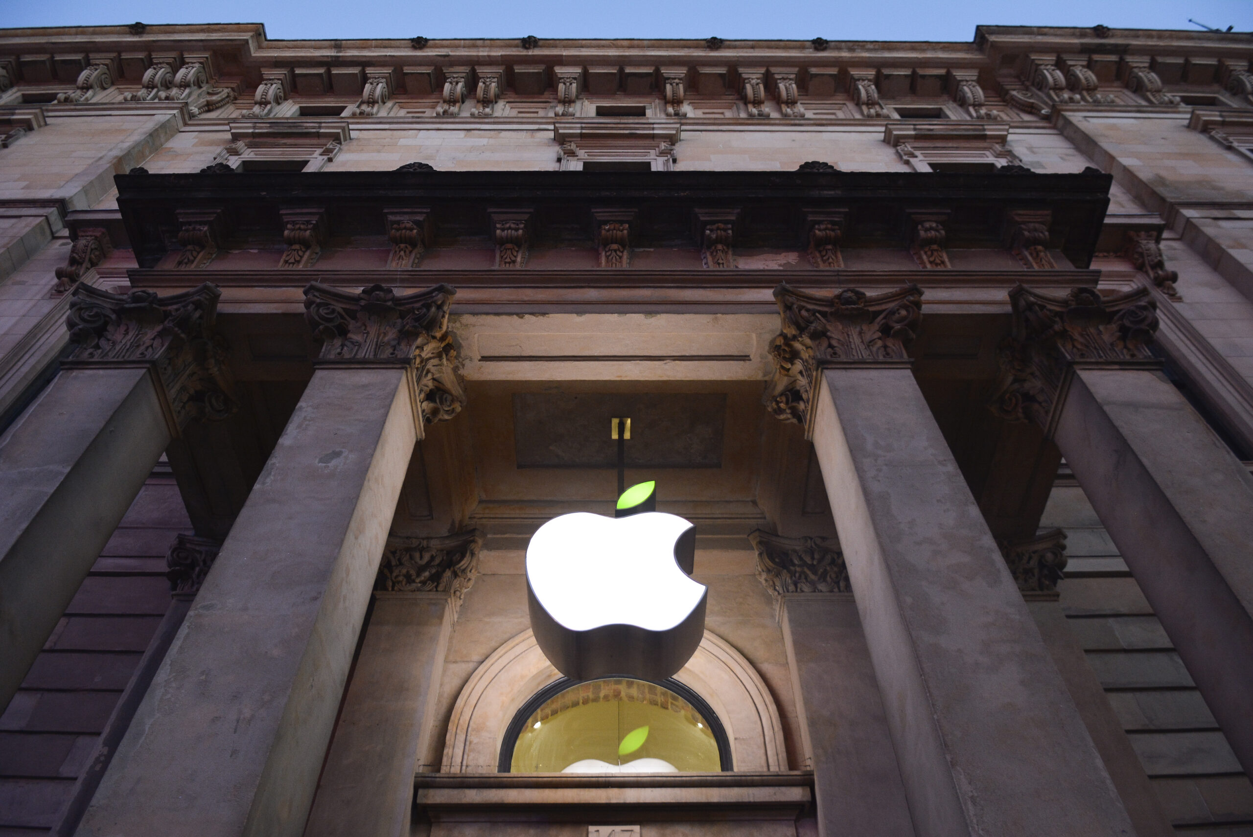 Công nhân Apple Store của Vương quốc Anh ký hợp đồng công đoàn đầu tiên