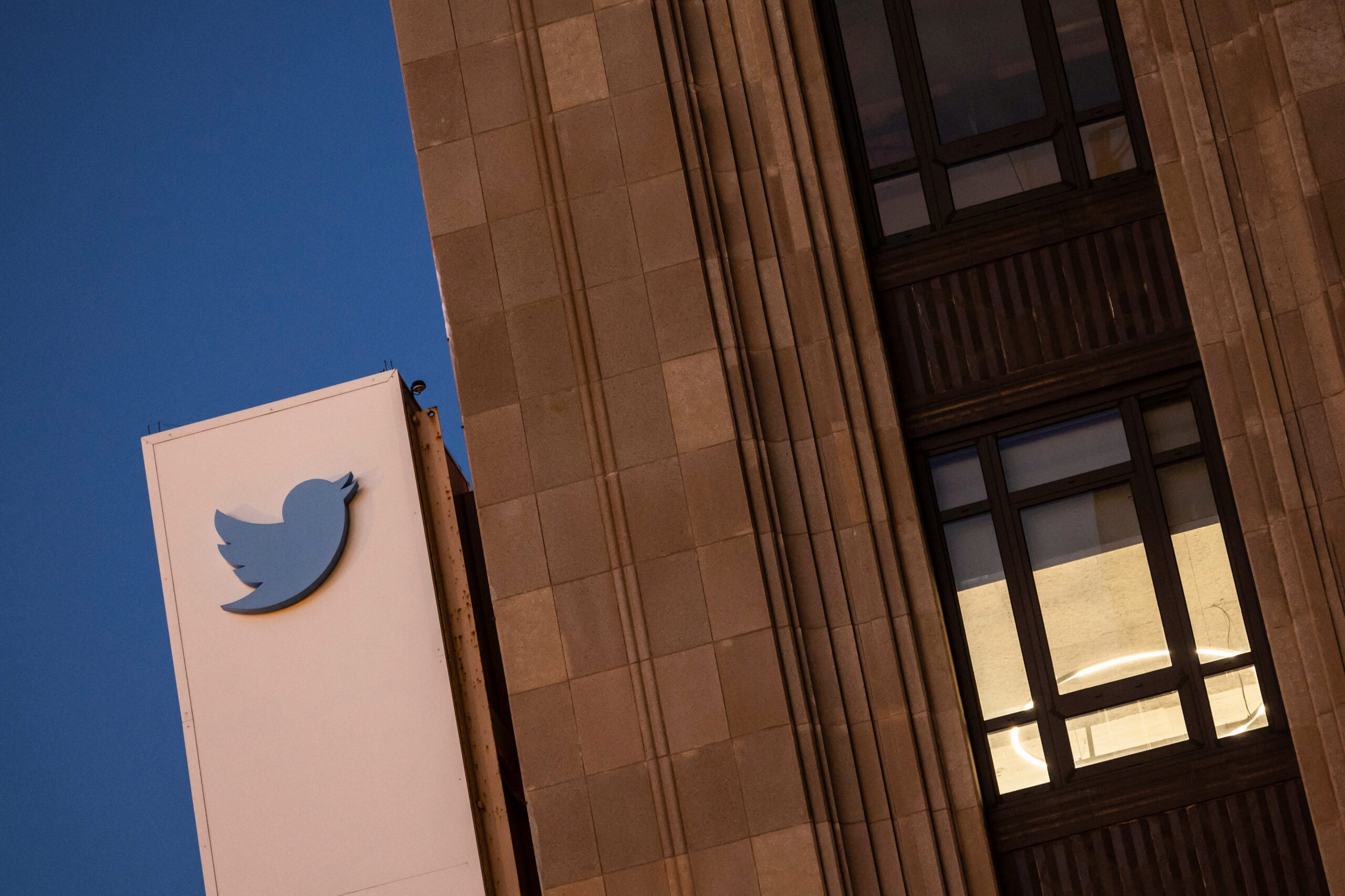Twitter đang kiếm hàng triệu đô la từ các tài khoản bị cấm trước đây, báo cáo cho biết