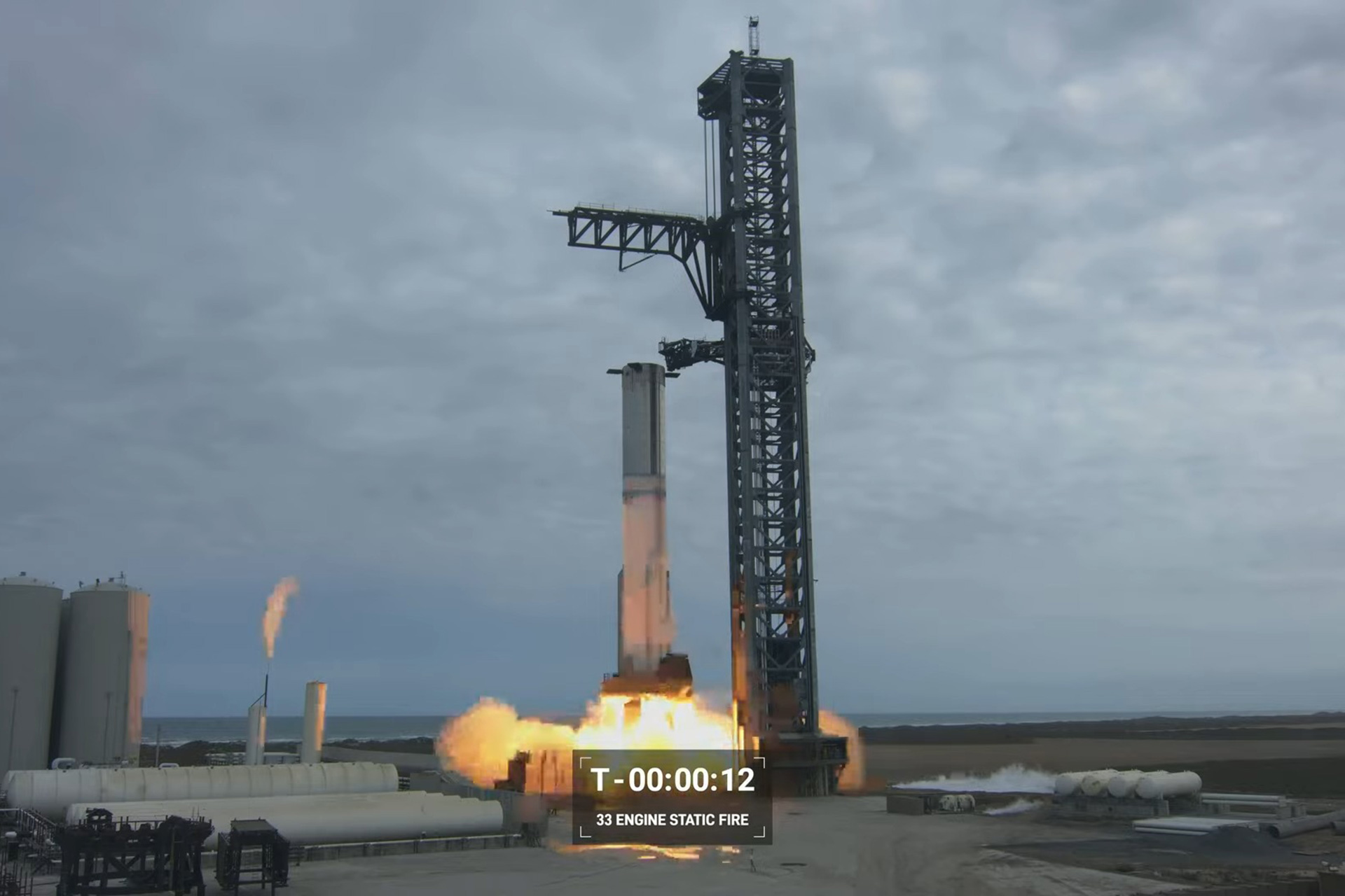 Nỗ lực đầu tiên của SpaceX để kích hoạt tất cả 33 động cơ Starship cùng một lúc kết thúc với nhiều kết quả khác nhau