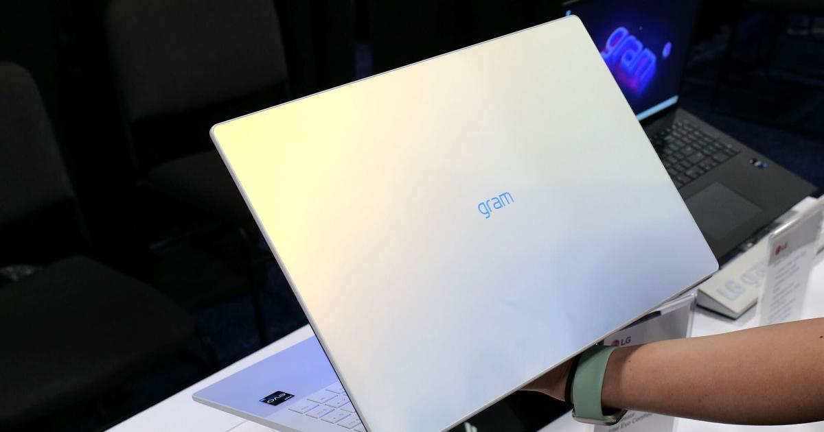 Máy tính xách tay Gram Style 2023 óng ánh của LG có giá khởi điểm 1.499 USD